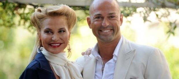 Gossip Stefano Bettarini: ecco con chi ha tradito Simona Ventura Gossip Stefano Bettarini: ecco con chi ha tradito Simona Ventura