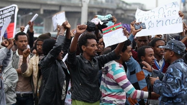 Diverse persone scese in piazza a protestare