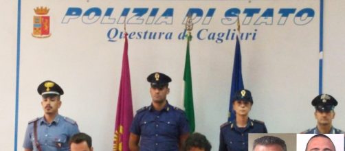 La conferenza stampa di Polizia e Carabinieri. Nelle foto piccole in basso a destra Martin Aru (il primo da destra) e il padre Massimiliano.