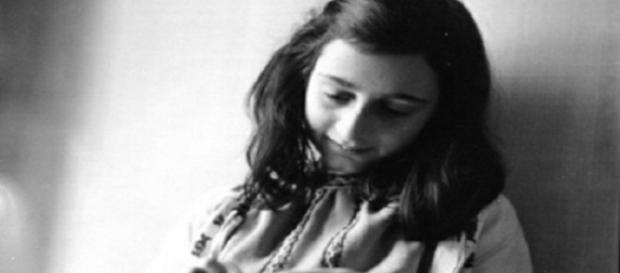 Anne Frank - 12 de Junho de 1929 à Fevereiro de 1945 Anne Frank - 12 de Junho de 1929 à Fevereiro de 1945