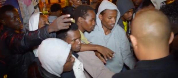Distribution par les jeunes de Sarcelles des plats qu'ils ont préparés pour les migrants (capture de la vidéo) Distribution par les jeunes de Sarcelles des plats qu'ils ont préparés pour les migrants (capture de la vidéo)