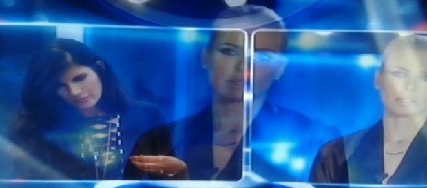 Ilary Blasi comunica la squalifica a Pamela Prati Ilary Blasi comunica la squalifica a Pamela Prati