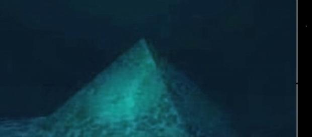 Imagem de pirâmide de Cristal. Imagem de pirâmide de Cristal.