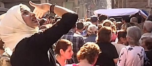 Kobiety w Aleppo, czekające na rozdawaną pod cerkwią greko-katolicką żywność z Rosji. YouTube video: Вести недели с Дмитрием Киселевым от 091016 Kobiety w Aleppo, czekające na rozdawaną pod cerkwią greko-katolicką żywność z Rosji. YouTube video: Вести недели с Дмитрием Киселевым от 091016