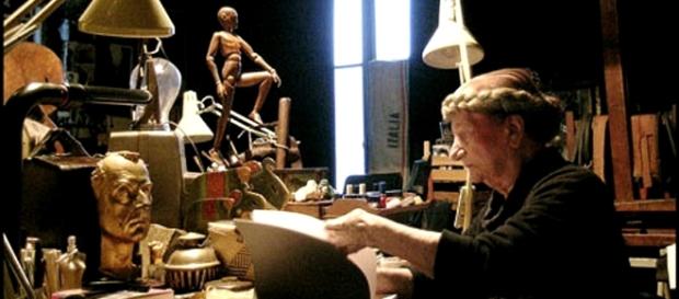 L'anziana Carol Rama durante il processo di creazione artistica L'anziana Carol Rama durante il processo di creazione artistica