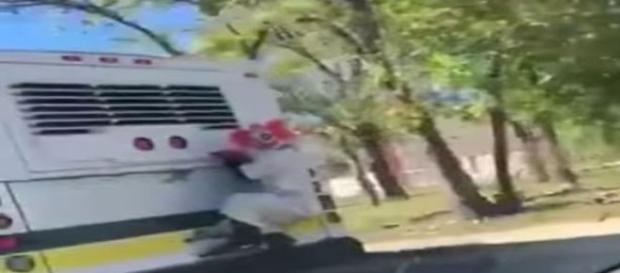 Polícia de Detroit procura palhaço que estava pendurado em ônibus em movimento (Foto: 23PACMAN23/YouTube) Polícia de Detroit procura palhaço que estava pendurado em ônibus em movimento (Foto: 23PACMAN23/YouTube)