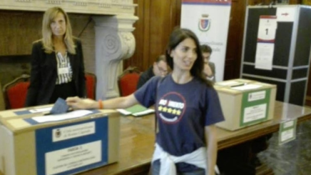 Il Sindaco Raggi al voto per il consiglio metropolitano