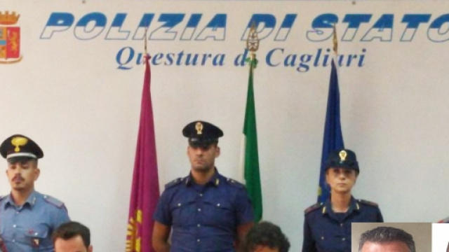 La conferenza stampa di Polizia e Carabinieri. Nelle foto piccole in basso a destra Martin Aru (il primo da destra) e il padre Massimiliano.