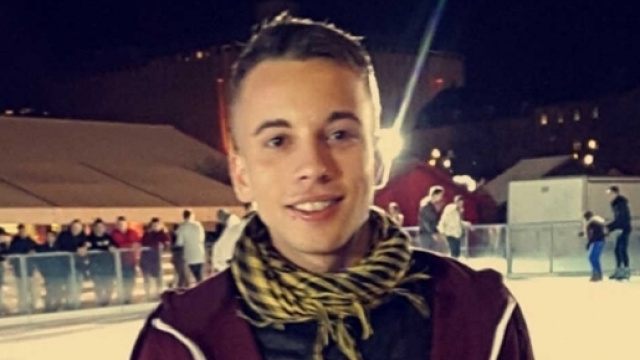 Maxent Houillon (connu sous le nom de Baptiste Garcia) à la patinoire (source : Têtu)