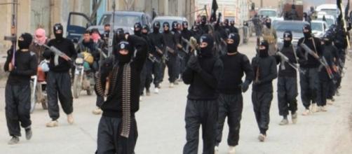Miliziani dell'Isis in marcia, un'immagine che oggi fa meno paura