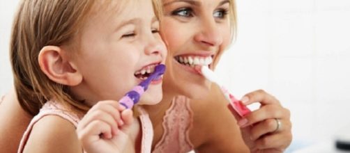 Quando ci laviamo i denti, meglio non essere parsimoniosi con il dentifricio e prendersi qualche minuto da dedicare allo spazzolamento.