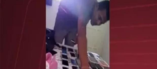 Homem é preso após postar vídeo ostentando celulares roubados Homem é preso após postar vídeo ostentando celulares roubados