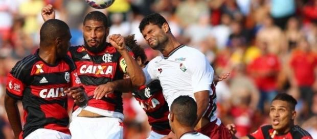 Jogadores de Flamengo e Fluminense, disputam bola aérea. Jogadores de Flamengo e Fluminense, disputam bola aérea.