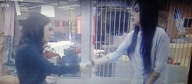 La stretta di mano tra Giulia De Lellis ed Asia Nuccetelli La stretta di mano tra Giulia De Lellis ed Asia Nuccetelli