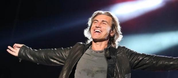 Luciano Ligabue durante un suo concerto Luciano Ligabue durante un suo concerto