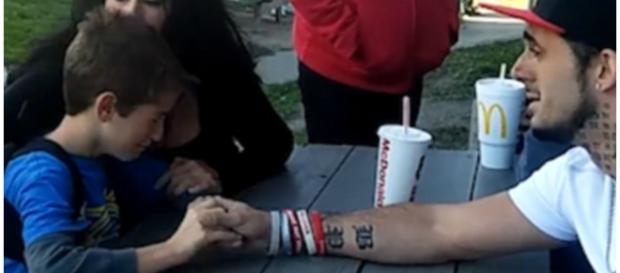 Pai contando para o filho que a mãe tinha morrido de overdose Pai contando para o filho que a mãe tinha morrido de overdose