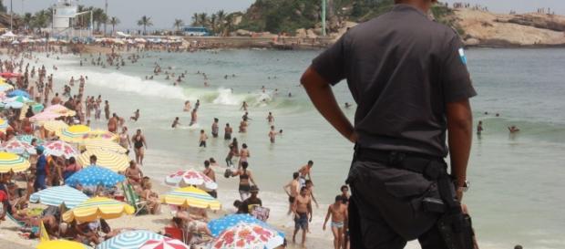 Policial observa movimentação de banhistas em dia ensolarado de Ipanema Policial observa movimentação de banhistas em dia ensolarado de Ipanema