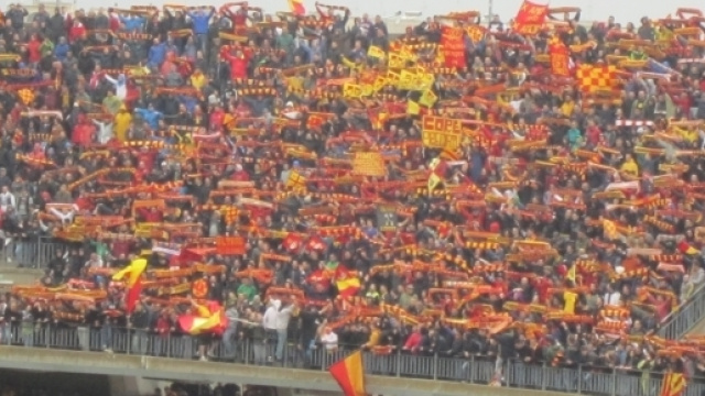 Lecce, Stadio via del Mare: sciarpata in curva Sud