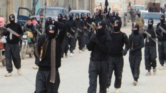 Miliziani dell'Isis in marcia, un'immagine che oggi fa meno paura