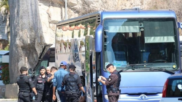 Poliziotti impegnati a far sgomberare i migranti