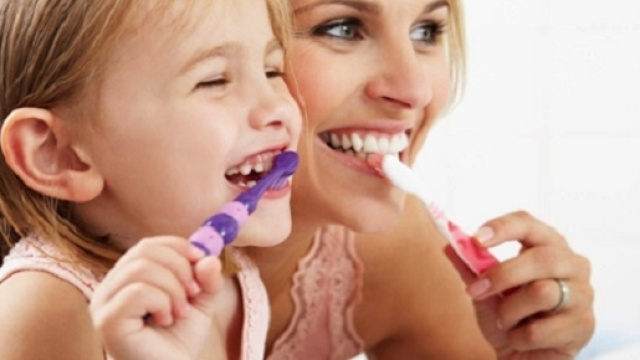 Quando ci laviamo i denti, meglio non essere parsimoniosi con il dentifricio e prendersi qualche minuto da dedicare allo spazzolamento.