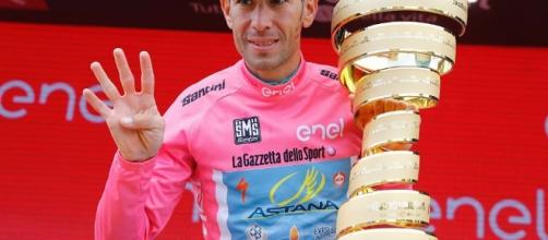 Vincenzo Nibali festeggia la vittoria al Giro d'Italia 2016 - panorama.it