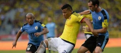 L'attaccante colombiano Roger Martinez contrastato da Diego Godin (sullo sfondo Rios)