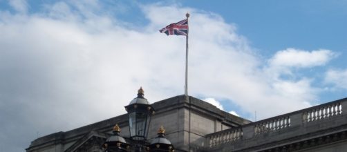 La Union Jack sventola su Buckingham Palace