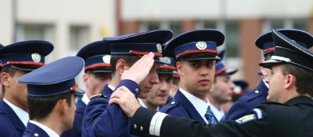 100 de polițiști pe an au devenit doctori universitari 100 de polițiști pe an au devenit doctori universitari