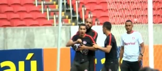 Após levar um soco de Anderson o lateral William é contido por Danilo Fernandes Após levar um soco de Anderson o lateral William é contido por Danilo Fernandes