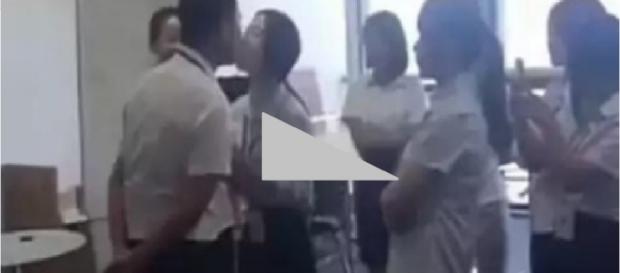 Chinesas são obrigadas a dar beijo em empresa Chinesas são obrigadas a dar beijo em empresa