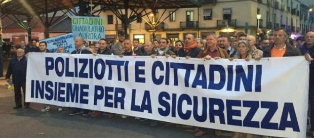 Cittadini e poliziotti insieme per chiedere più sicurezza Cittadini e poliziotti insieme per chiedere più sicurezza