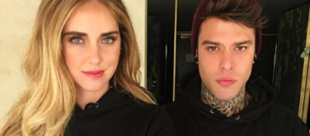 Fedez e Chiara Ferragni replicano con ironia a chi afferma che la loro storia d'amore è tutta finzione Fedez e Chiara Ferragni replicano con ironia a chi afferma che la loro storia d'amore è tutta finzione