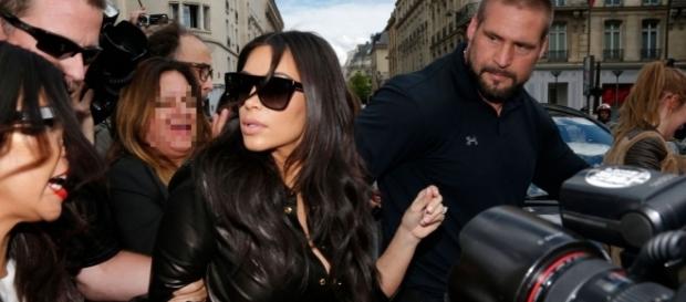 Kim Kardashian quitte Paris, en compagnie de son garde du corps (REUTERS/Gonzalo Fuentes) Kim Kardashian quitte Paris, en compagnie de son garde du corps (REUTERS/Gonzalo Fuentes)