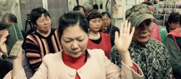 Pessoas rezando em uma pequena igreja protestante em local secreto nos arredores de Pequim, China Pessoas rezando em uma pequena igreja protestante em local secreto nos arredores de Pequim, China