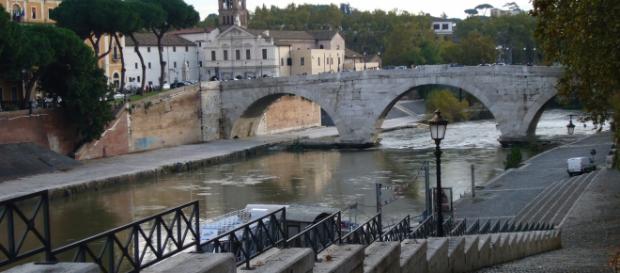 Roma, soldati eroi aiutano a partorire donna in strada Roma, soldati eroi aiutano a partorire donna in strada