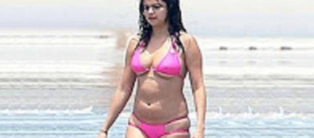 "Selena Gomez's Self Esteem Crushed After Being Fat Shamed" Youtube Hollywood Backstage "Selena Gomez's Self Esteem Crushed After Being Fat Shamed" Youtube Hollywood Backstage