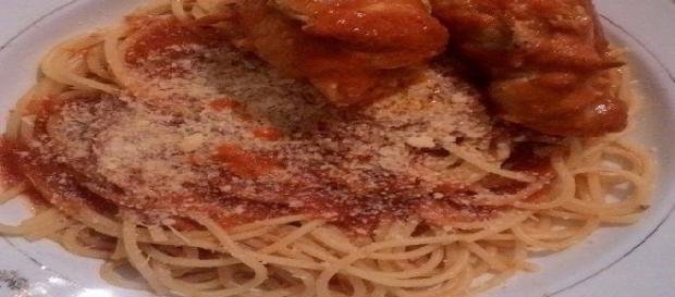 Spaghetti e braciole di maiale al sugo Spaghetti e braciole di maiale al sugo