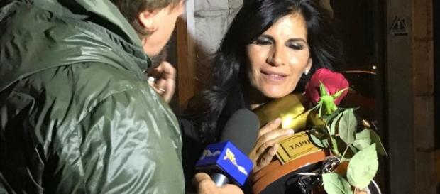 Striscia la Notizia ha consegnato il tapiro d'oro a Pamela Prati Striscia la Notizia ha consegnato il tapiro d'oro a Pamela Prati