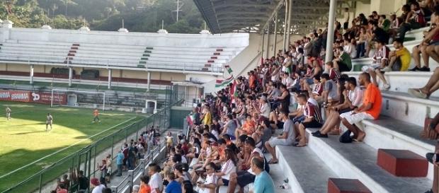 Torcida prestigia último treino do Flu antes do clássico de quinta, em Volta Redonda, contra o Flamengo (Foto: Fred Huber/Globoesporte) Torcida prestigia último treino do Flu antes do clássico de quinta, em Volta Redonda, contra o Flamengo (Foto: Fred Huber/Globoesporte)