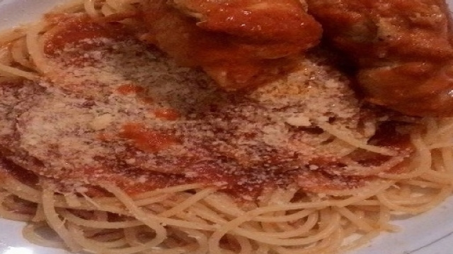 Spaghetti e braciole di maiale al sugo