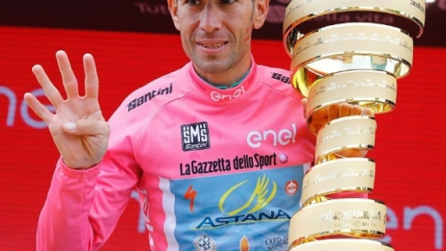 Vincenzo Nibali festeggia la vittoria al Giro d'Italia 2016 - panorama.it