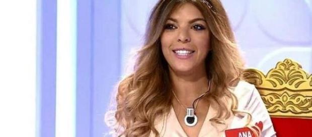 Ana Anginas en una grabación de su trono Ana Anginas en una grabación de su trono