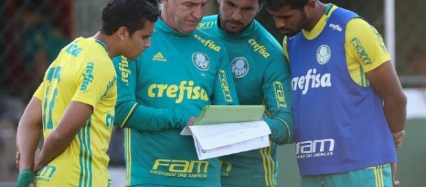Cuca orienta jogadores do Palmeiras Cuca orienta jogadores do Palmeiras