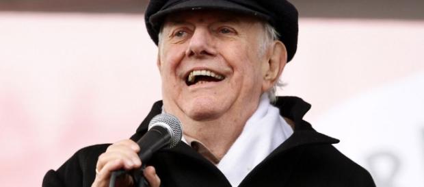 Dario Fo muore a 90 anni, lo spettacolo lo abbraccia con un ultimo saluto Dario Fo muore a 90 anni, lo spettacolo lo abbraccia con un ultimo saluto