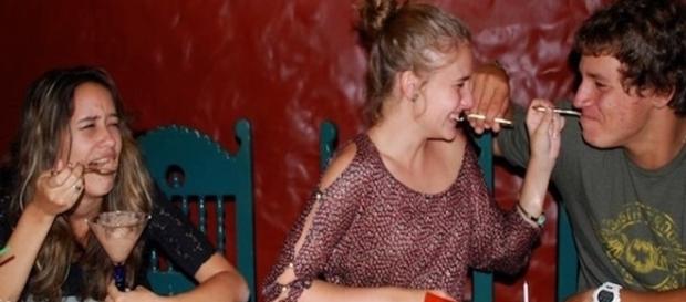 Ficar de vela quando sua amiga (a) está namorando, é uma delas. Ficar de vela quando sua amiga (a) está namorando, é uma delas.