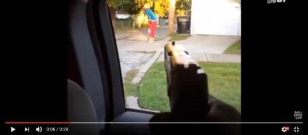 Justiceiro aponta arma para palhaço que assustava crianças em Chicago (EUA) Justiceiro aponta arma para palhaço que assustava crianças em Chicago (EUA)