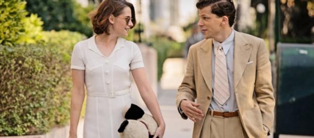 Kristen Stewart e Jesse Eisenberg in Café Society. Kristen Stewart e Jesse Eisenberg in Café Society.