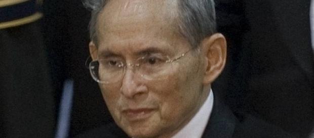 Le roi thaïlandais Bhumibol Adulyadej (Rama IX) en 2010 Le roi thaïlandais Bhumibol Adulyadej (Rama IX) en 2010