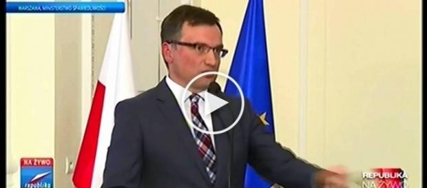 Minister Ziobro uświadamia dziennikarza TVN. Minister Ziobro uświadamia dziennikarza TVN.